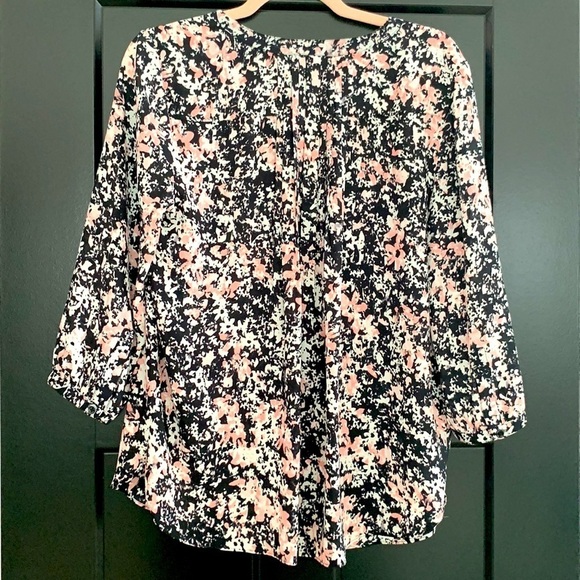 NYDJ Pintuck Black/WhitePink Abstract Floral Blouse 3/4 Bell Sleeve. Size PM - Picture 5 of 11